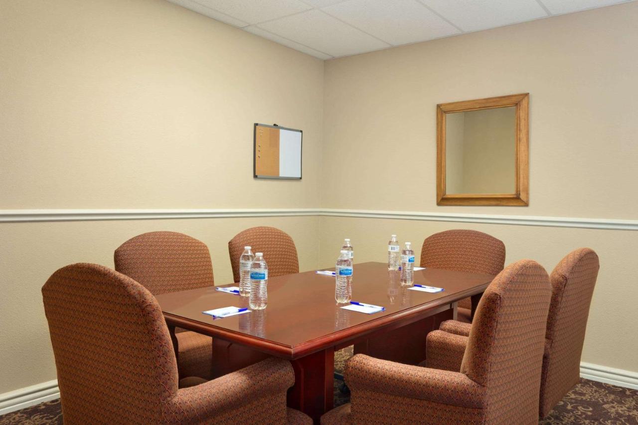Hotel Baymont By Wyndham Wichita East Esterno foto