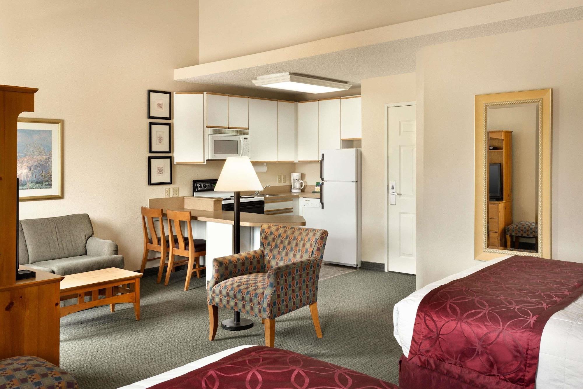 Hotel Baymont By Wyndham Wichita East Esterno foto