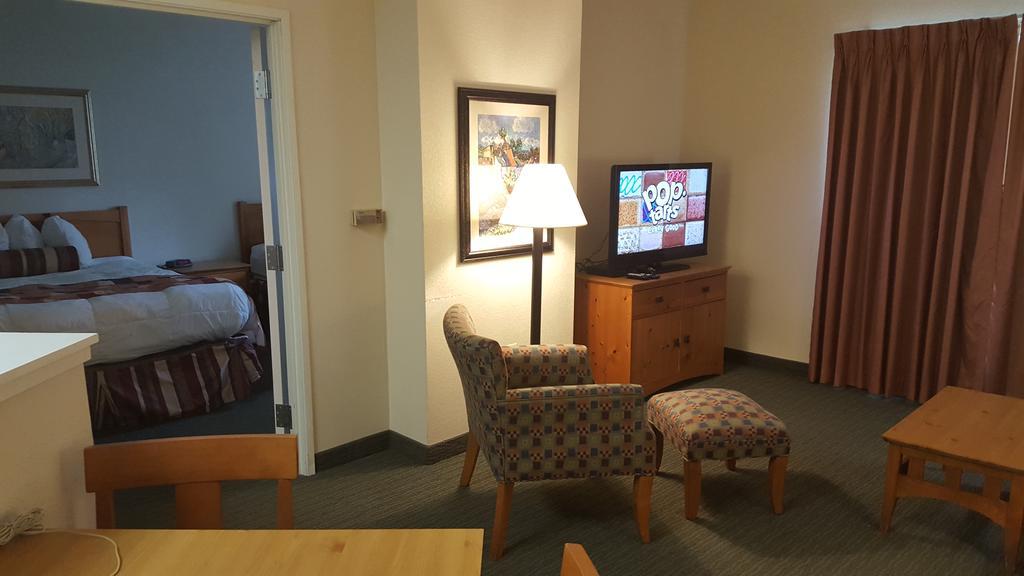 Hotel Baymont By Wyndham Wichita East Esterno foto