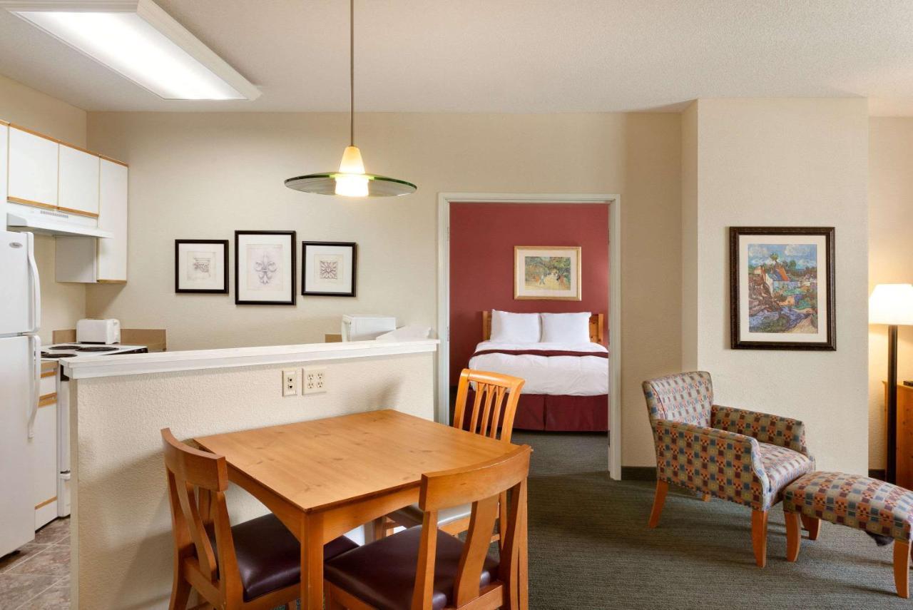Hotel Baymont By Wyndham Wichita East Esterno foto